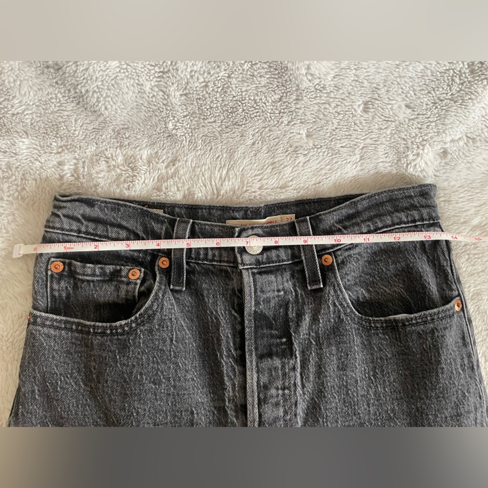 Levi’s rib cage straight ankle jeans in black - Picture 7 of 10